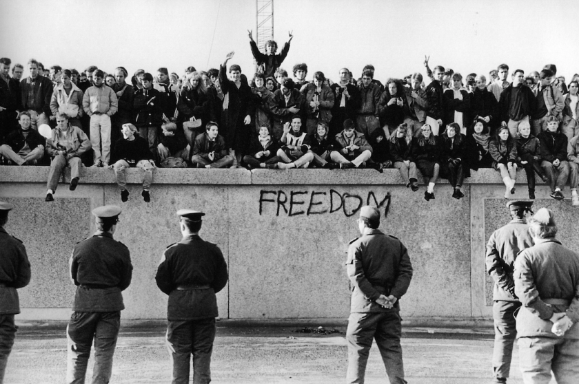 Des étudiants de Berlin Est perchés sur le mur, en 1989.