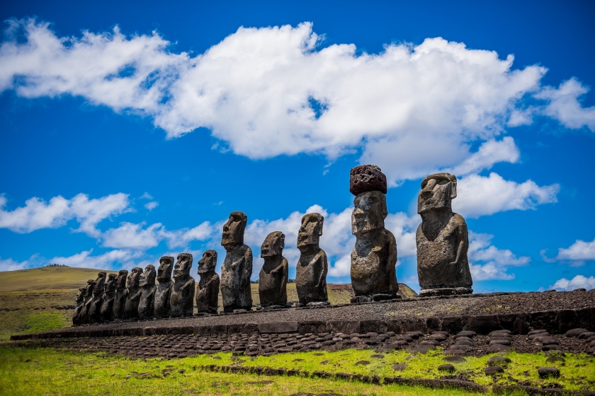 Les Moai de l'Île de Pâques, qui a abrité une civilisation disparue notamment à cause de facteurs écologiques, comme le raconte Jared Diamond dans son livre Effondrement (Gallimard, 2006)